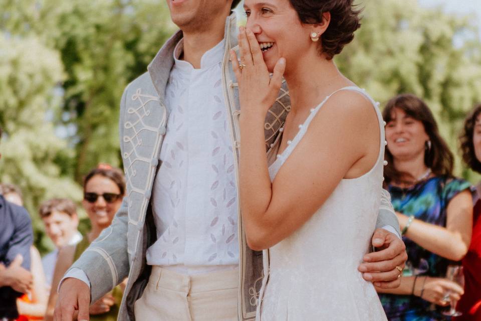 Veste brodée, robe corsetée
