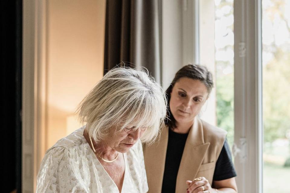 La grand-mère du marié signe
