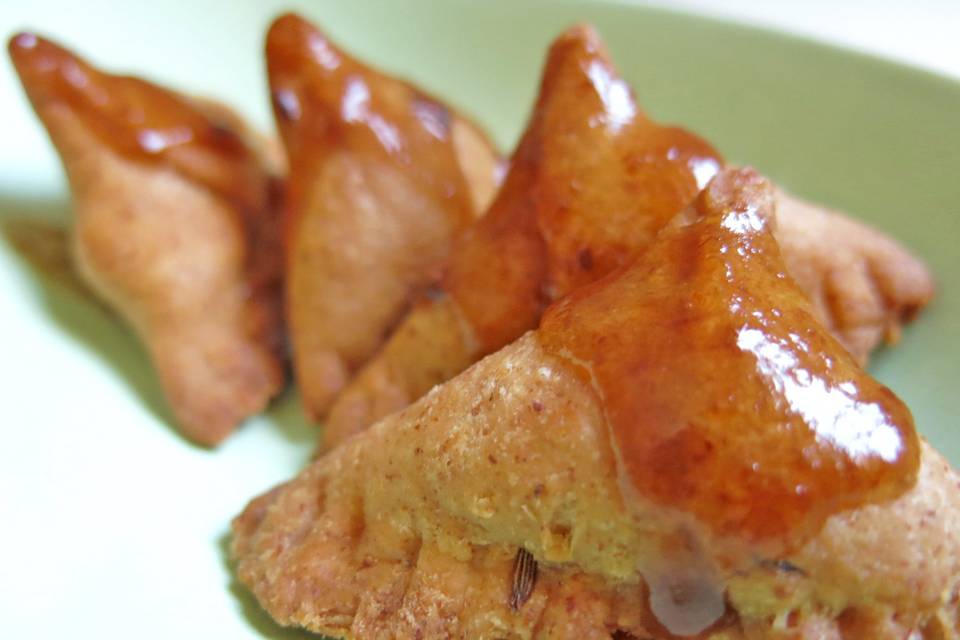 Samosa avec chutney au tamarin