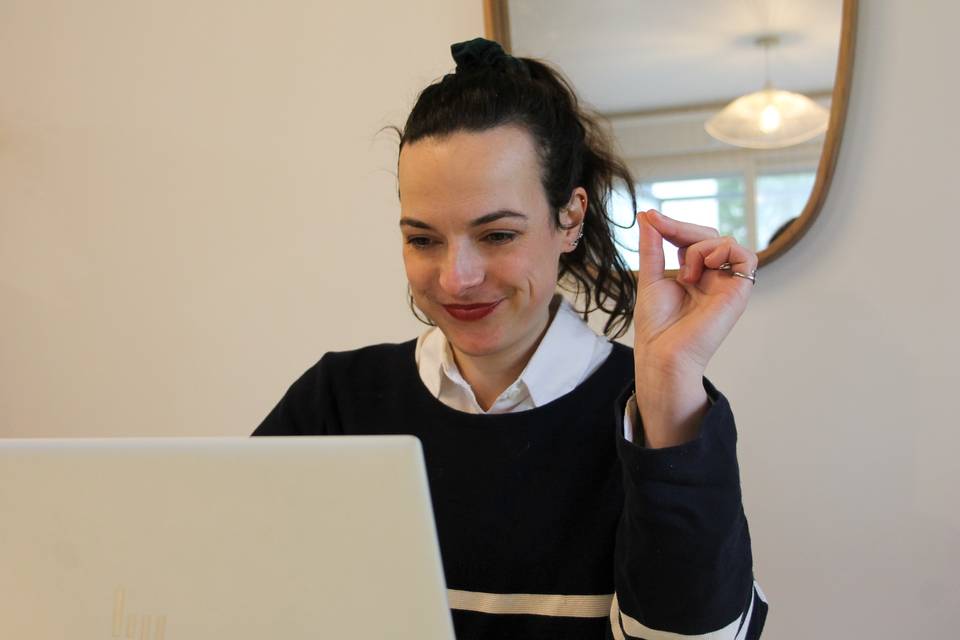 Coline en appel avec vous