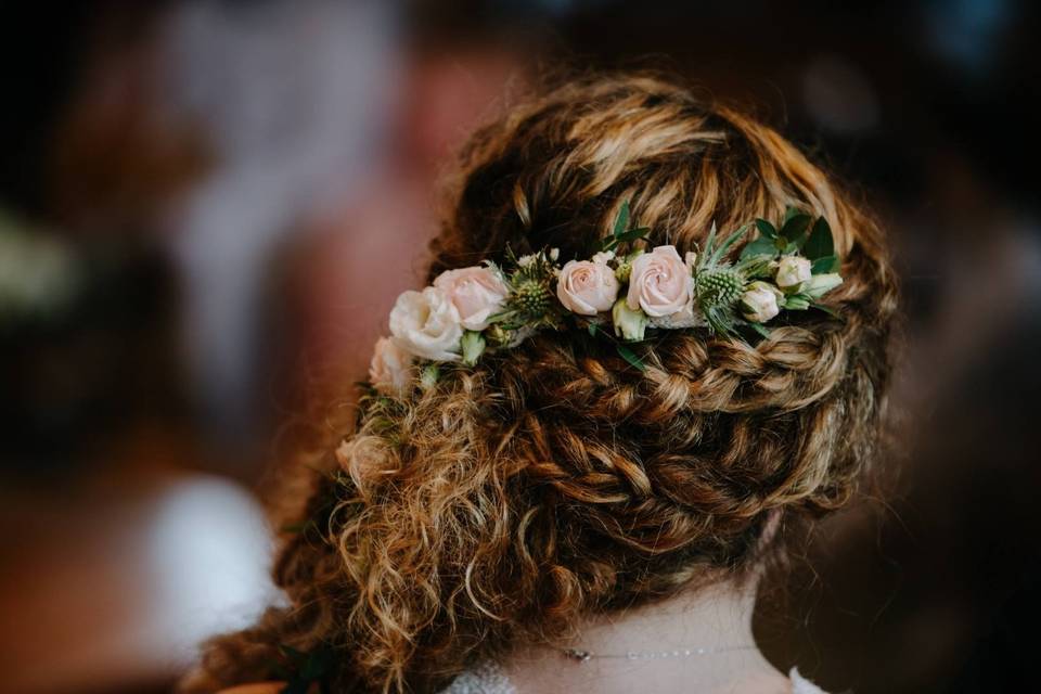 Coiffure fleurie d'une mariée