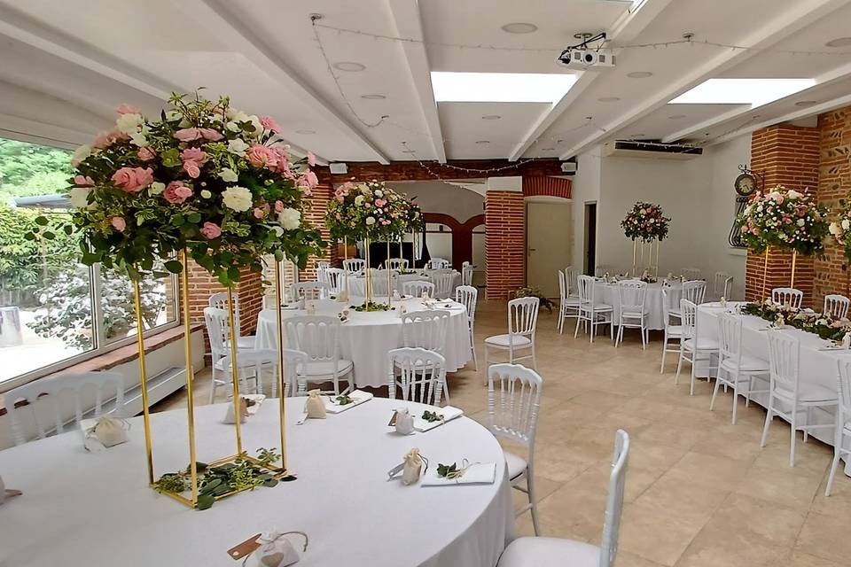 Salle avec décoration florale