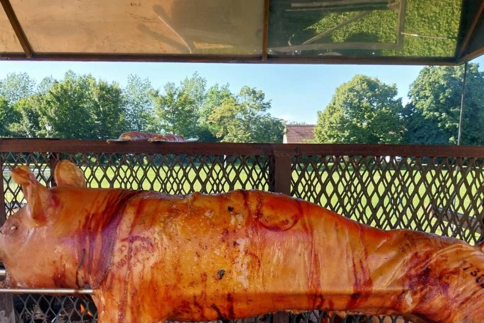 Cochon grillé à la broche