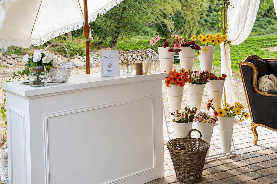 Bar à fleurs avec le buffet