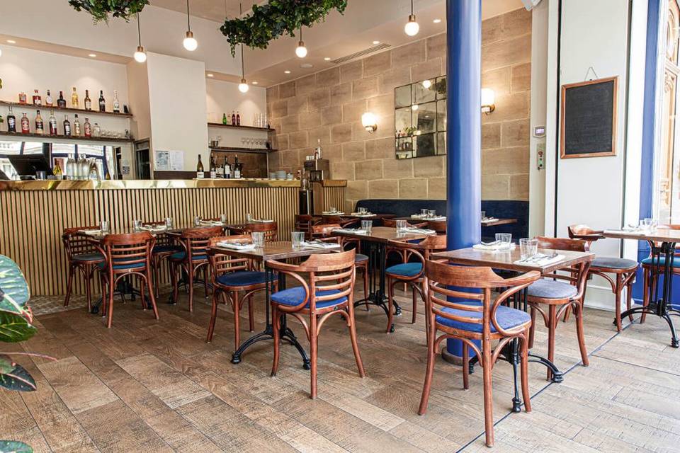 Salle de devant et bar