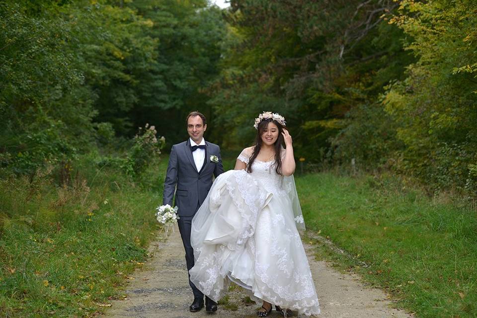 Photo de couple dans la forêt