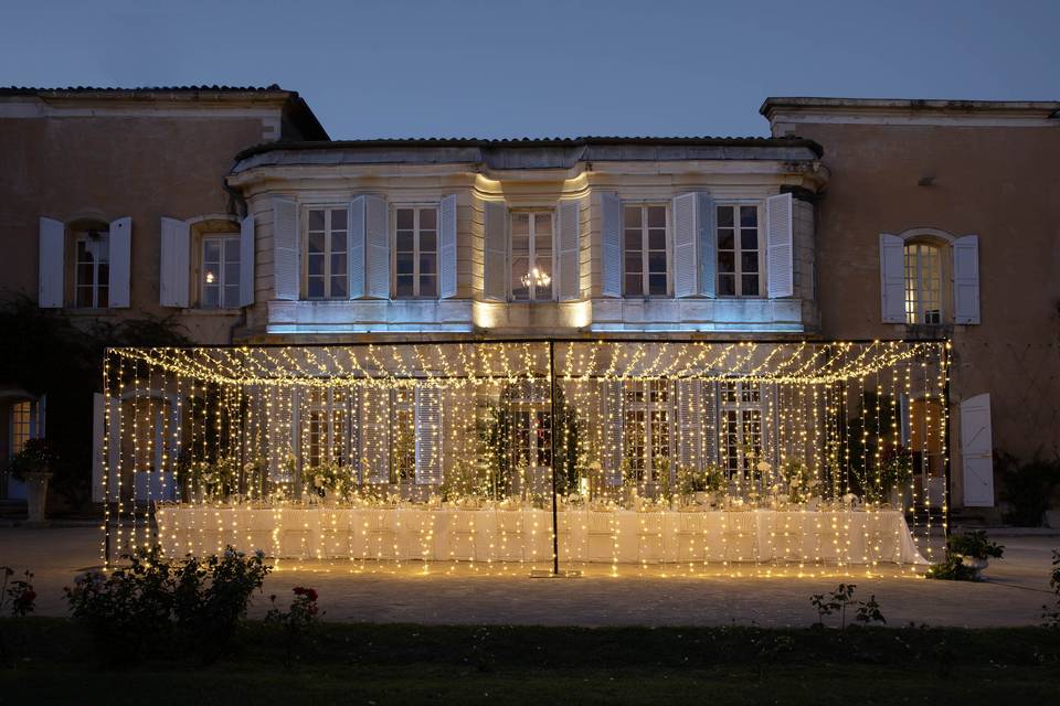Facade et ciel étoilé de nuit