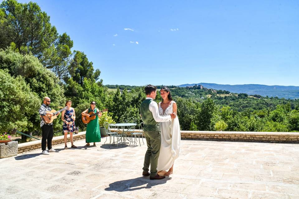 Les mariés dansent