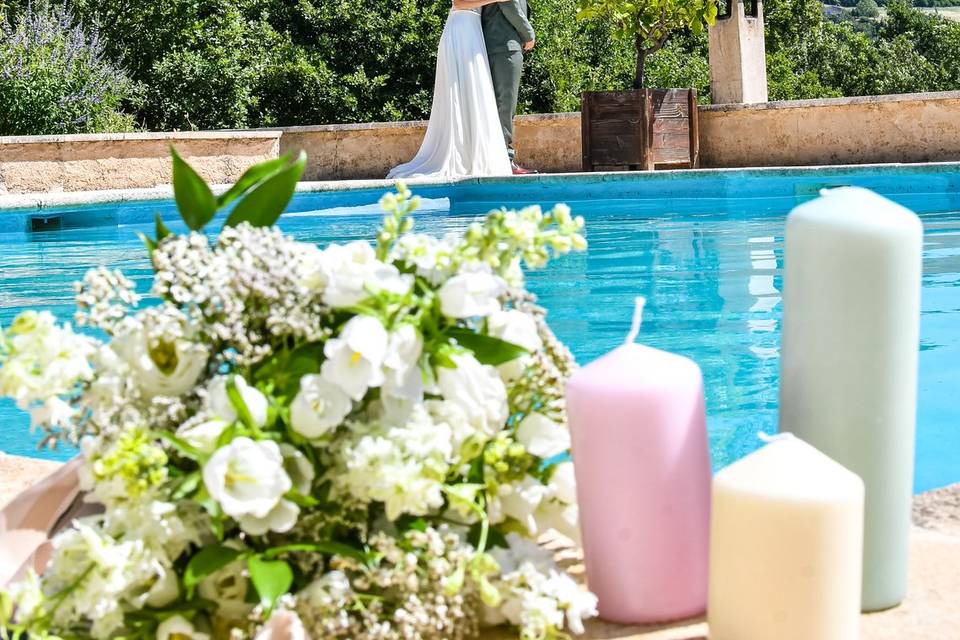 Les mariés et la piscine