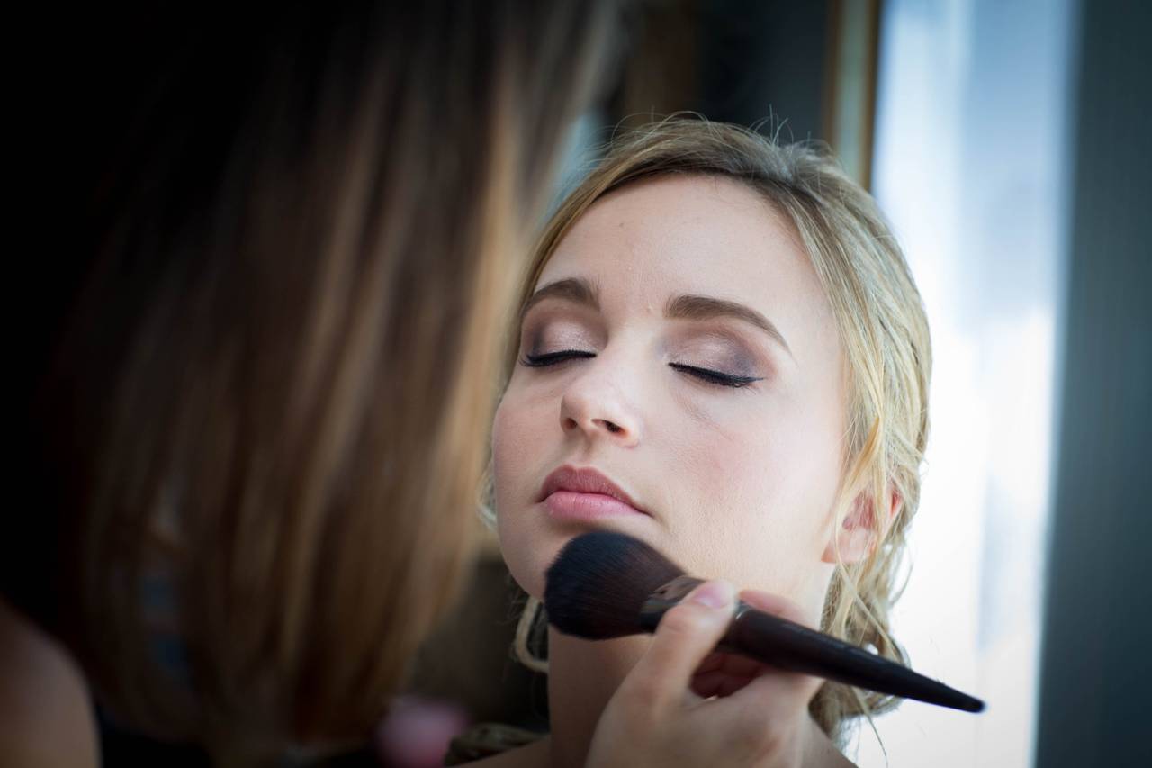 Belle Femme Au Maquillage D'hiver Créatif, Perles Sur Les Yeux Et