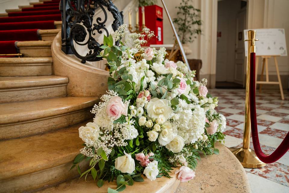Décor escalier fleurs blanches