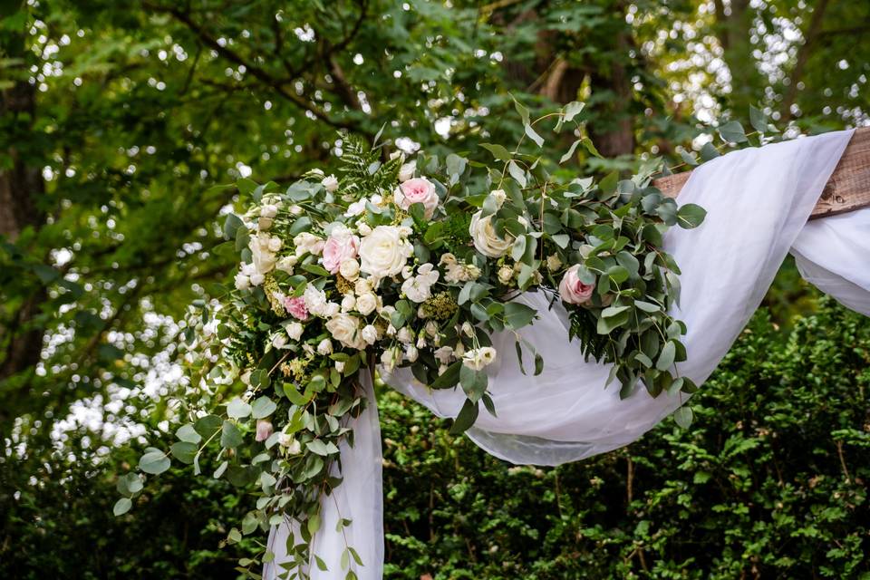 Détail arche fleurs blanches