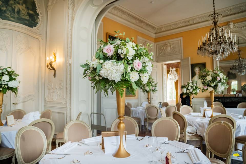 Salle réception tables rondes