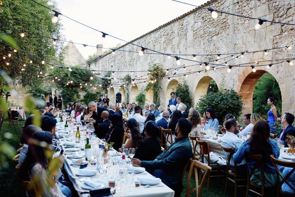 Repas dans le Cloître