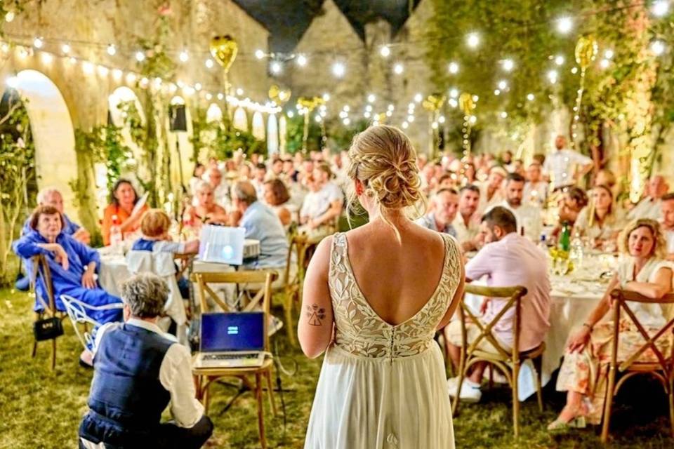 Repas le nuit dans le cloître