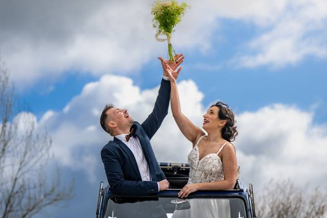 Un bouquet, une 2CV