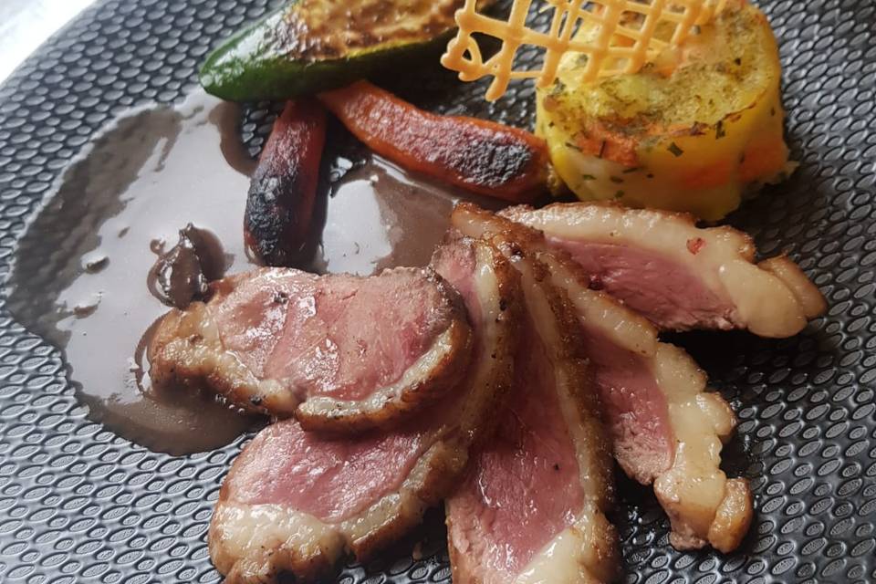 Magret de canard sauce aux mor