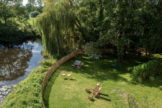 Le jardin au bord de l'eau