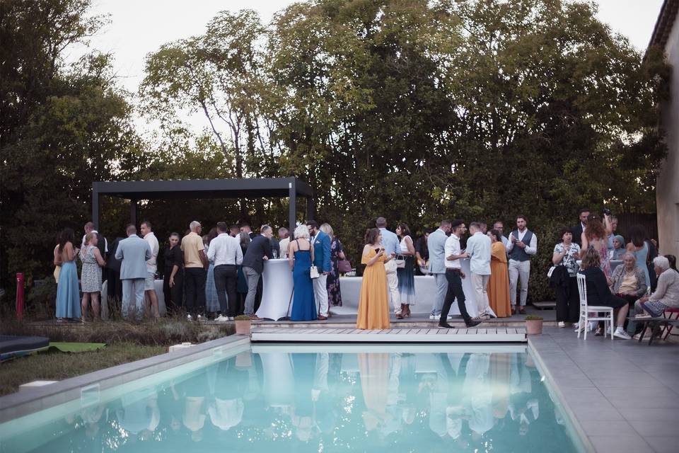 Apéritif autour de la piscine