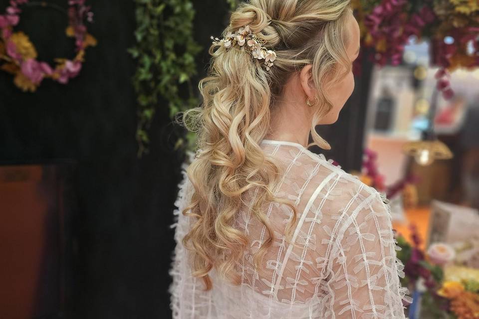 Coiffure demi attachée
