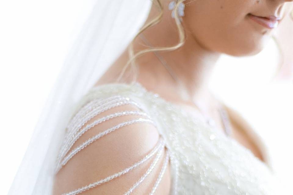 Détail dans la robe de mariée