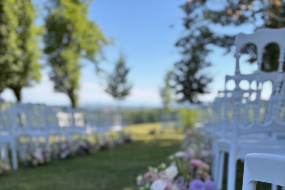 Allée fleurie pour cérémonie