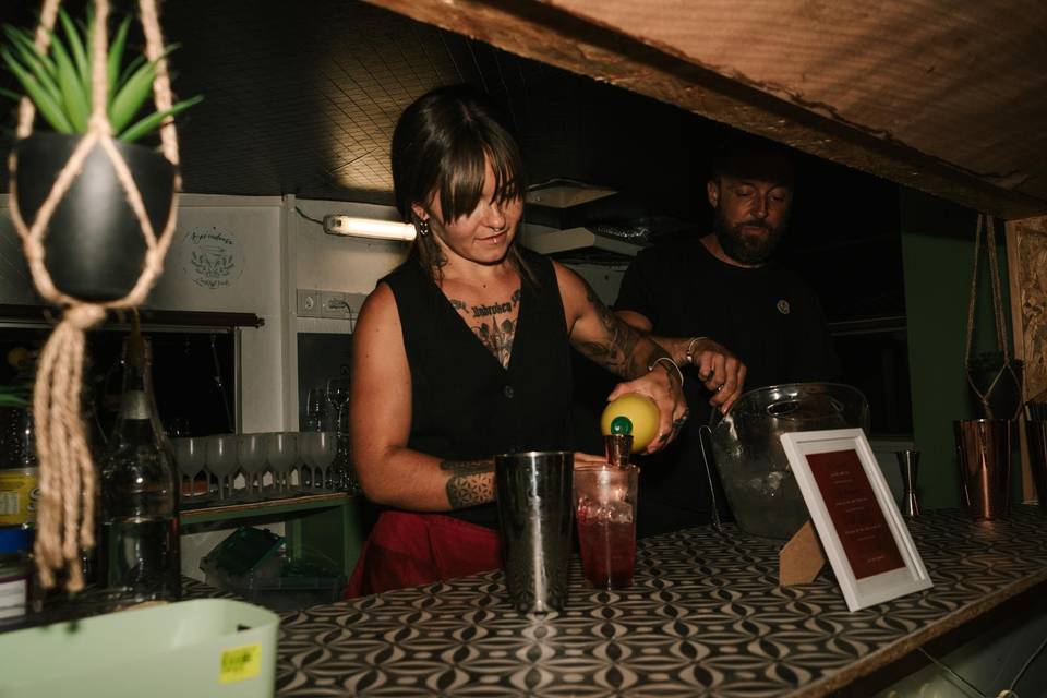 Notre barmaid en service