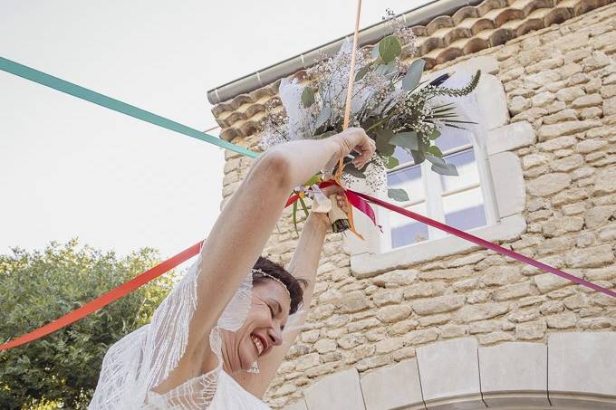 Rubans, rire et bouquet