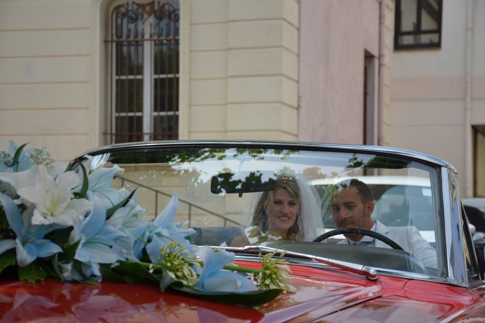 Mariés dans la voiture décorée