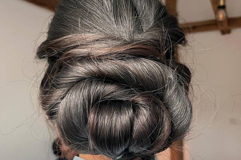 Gros chignon bas torsadé