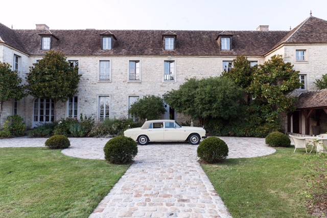 Cour principale avec voiture