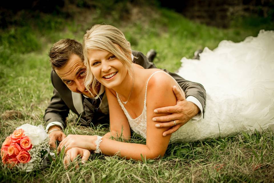 Couple dans l'herbe