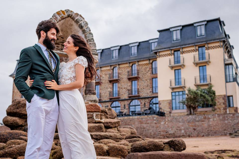 Couple devant le Castel Beau S