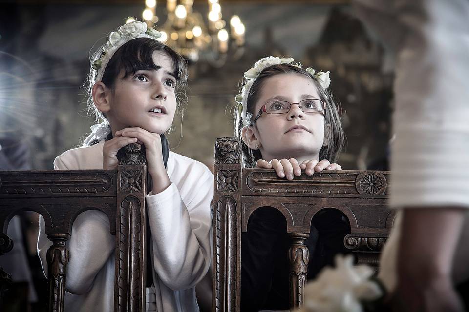 Enfants qui regardent la marié