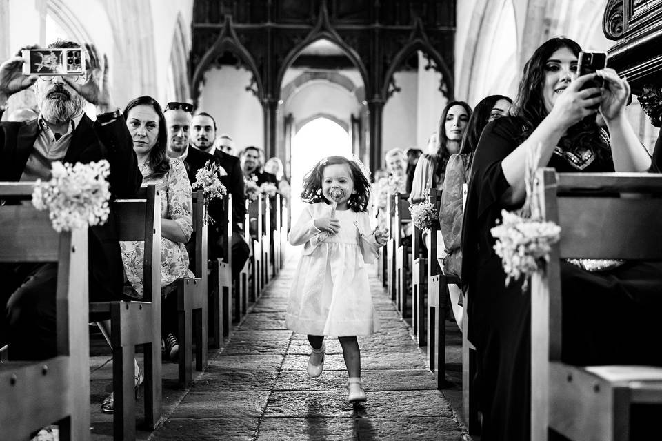 Enfant qui court dans l'église