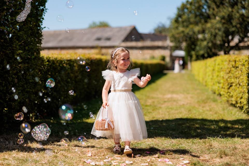 Enfant et pétales de fleurs