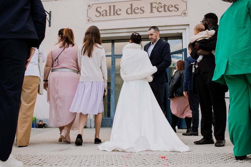 Devant la salle