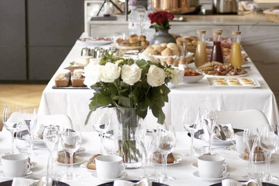 Table de brunch chic décorée