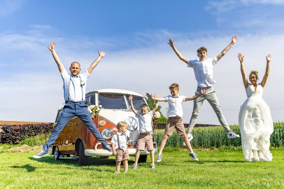 Une famille qui saute de joie