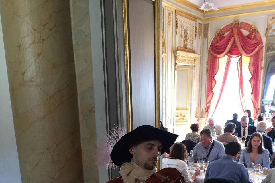 Lors d'un baquet privé, violon