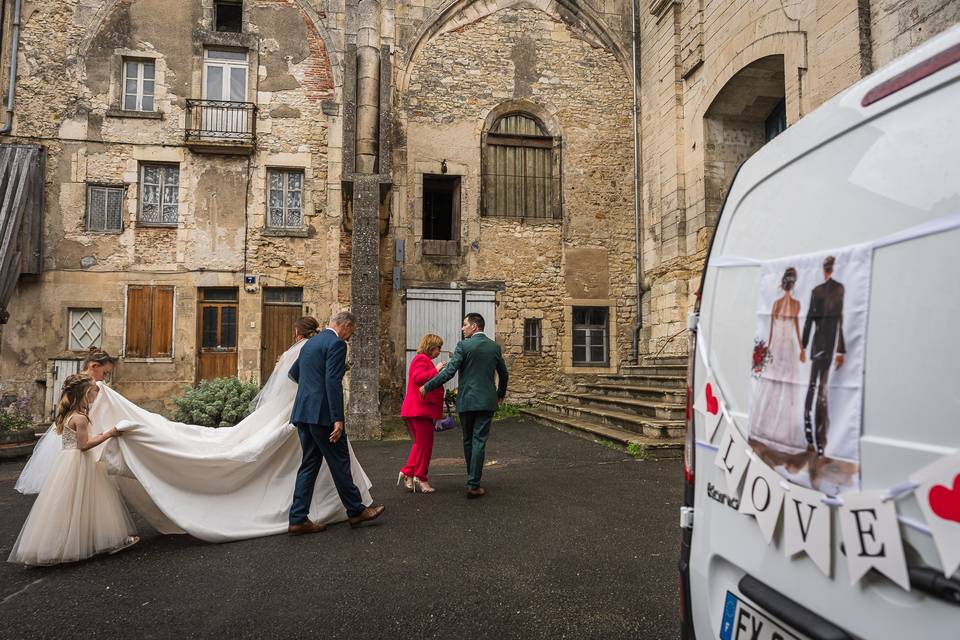 Avant d'entrer à l'eglise