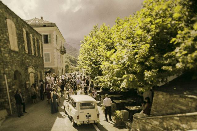 La joie à l'arrivée des mariés