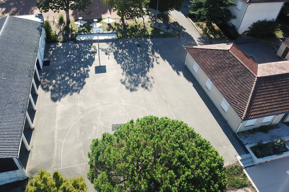 Préau et terrain de basket