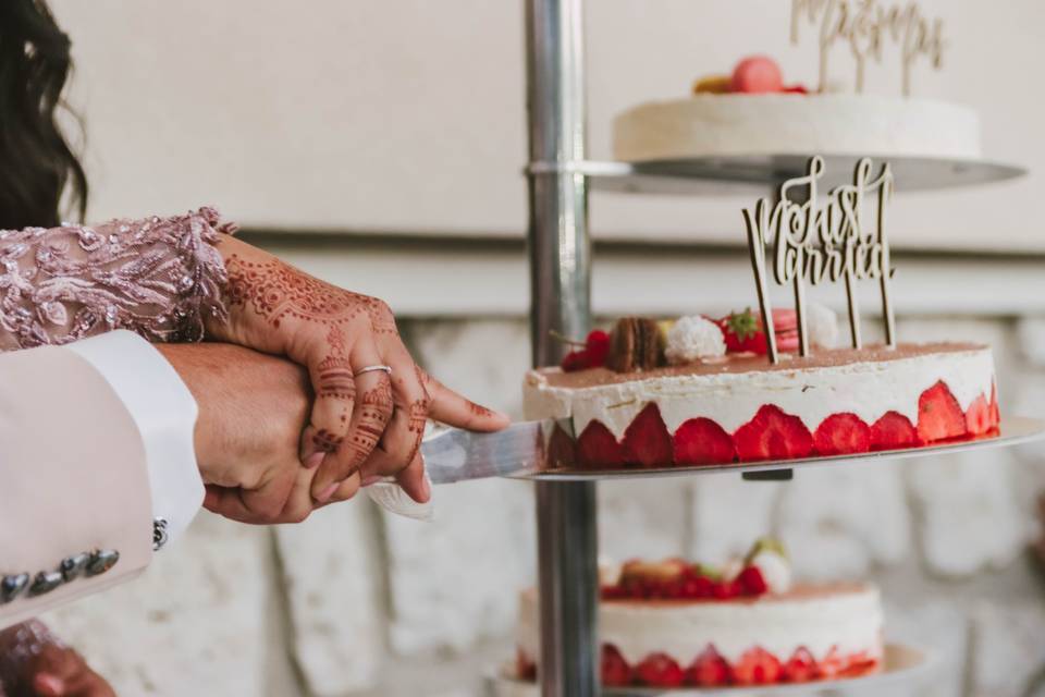 Couper le gâteau ensemble