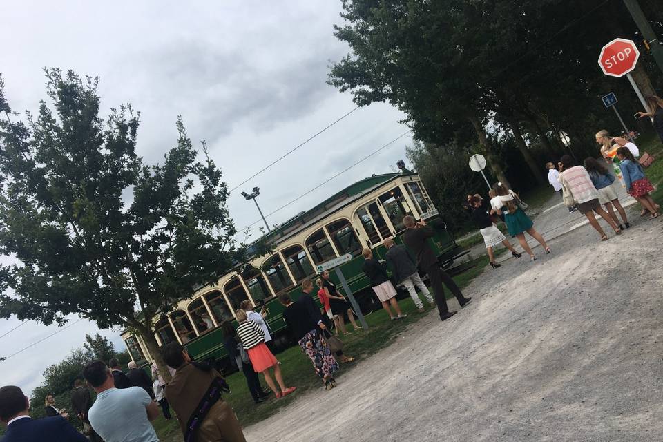 Arrivée des mariés en Tramway