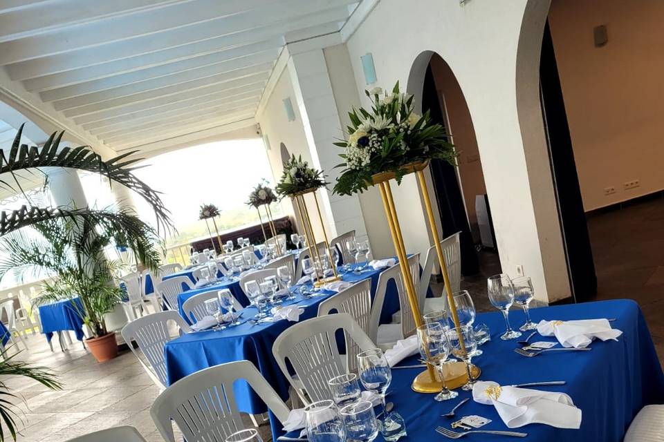 Bleu roi, or et blanc