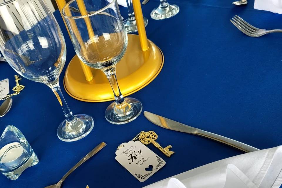 Bleu roi, or et blanc