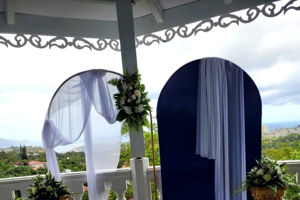 Bleu roi, or et blanc