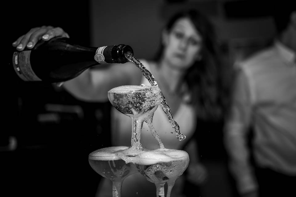 La mariée verse le champagne