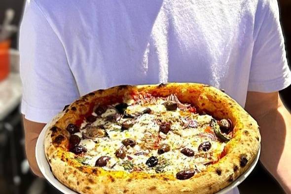 La pizza qui sort du four